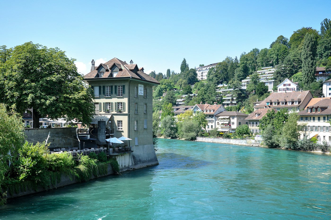Die türkisblaue Aare und historische Häuser in Bern